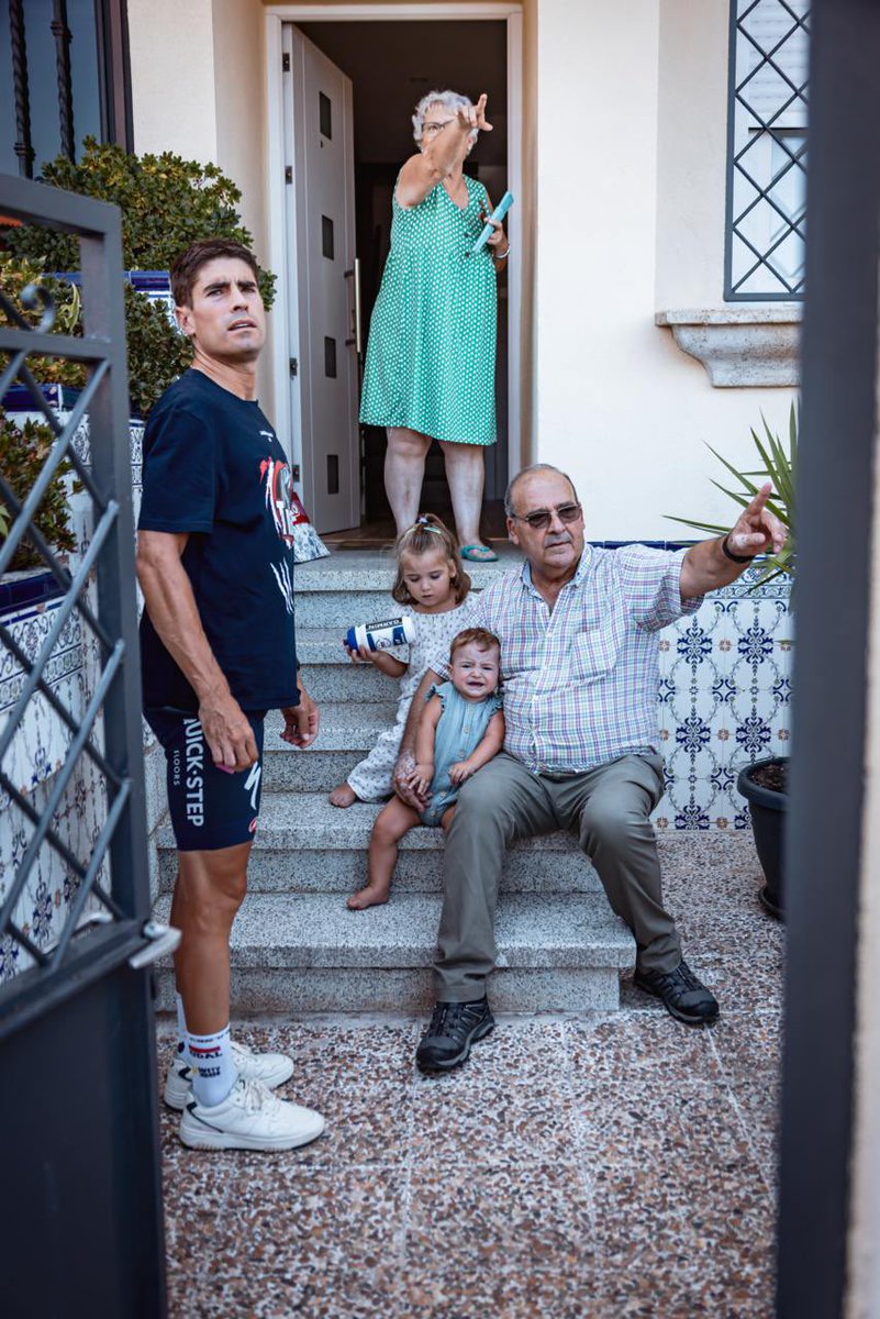 davidbriz8's tweet photo. Es una de las fotos de esta @lavuelta y ojo a la historia que hay detrás. Es Mikel Landa en Plasencia, en casa de unos vecinos que le abrieron las puertas a él y sus compañeros de equipo para que pudieran salir en la etapa 4, la que les llevaba al Pico Villuercas. ¿Qué ocurrió? https://t.co/OIxI1N7wH0
