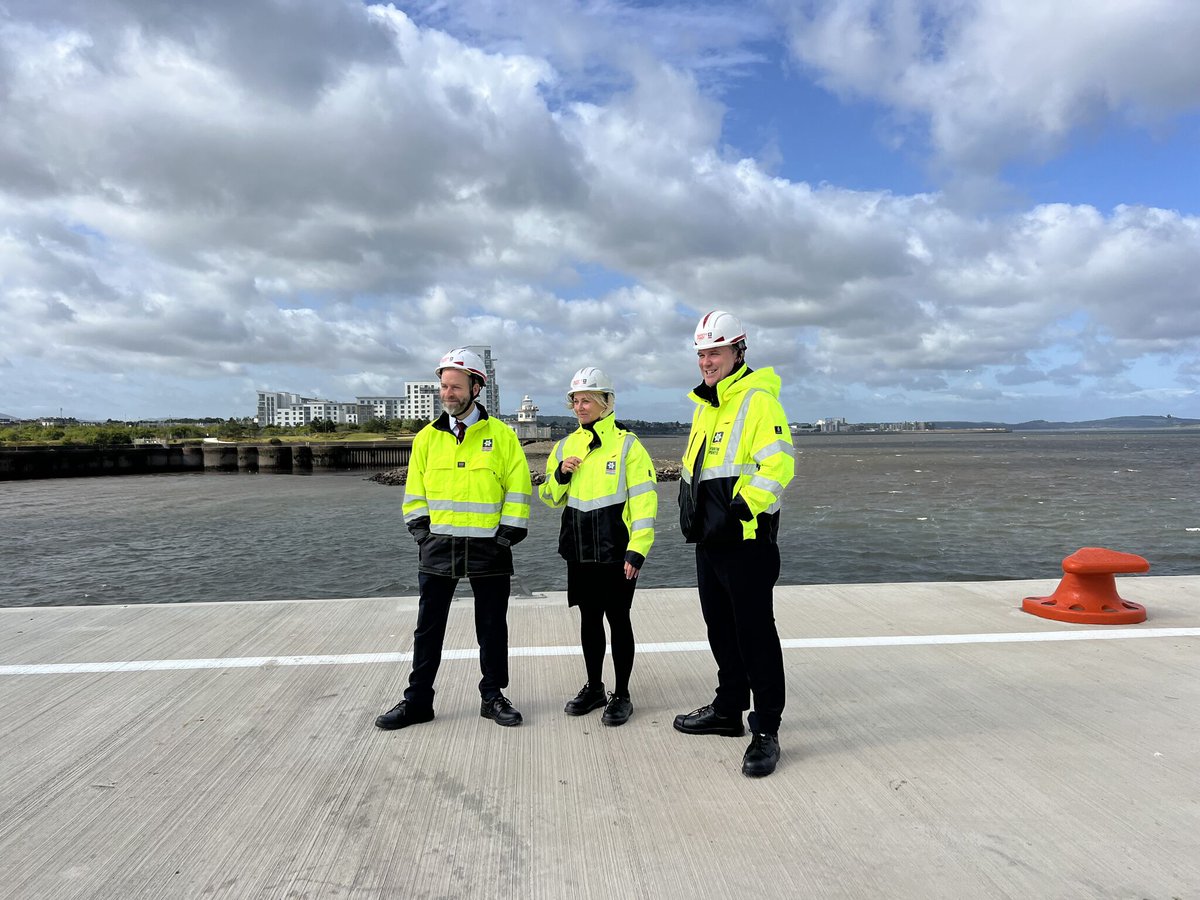 forthports's tweet photo. The Forth Ports team had an insightful day at the Port of Leith as they welcomed the Secretary of State for Business and Trade @jreynoldsMP and Minister for Employment and Investment @ThomasCArthur for a tour of our new Charles Hammond berth.🏗️
#renewables #forthgreenfreeport https://t.co/wyQh8BABcv
