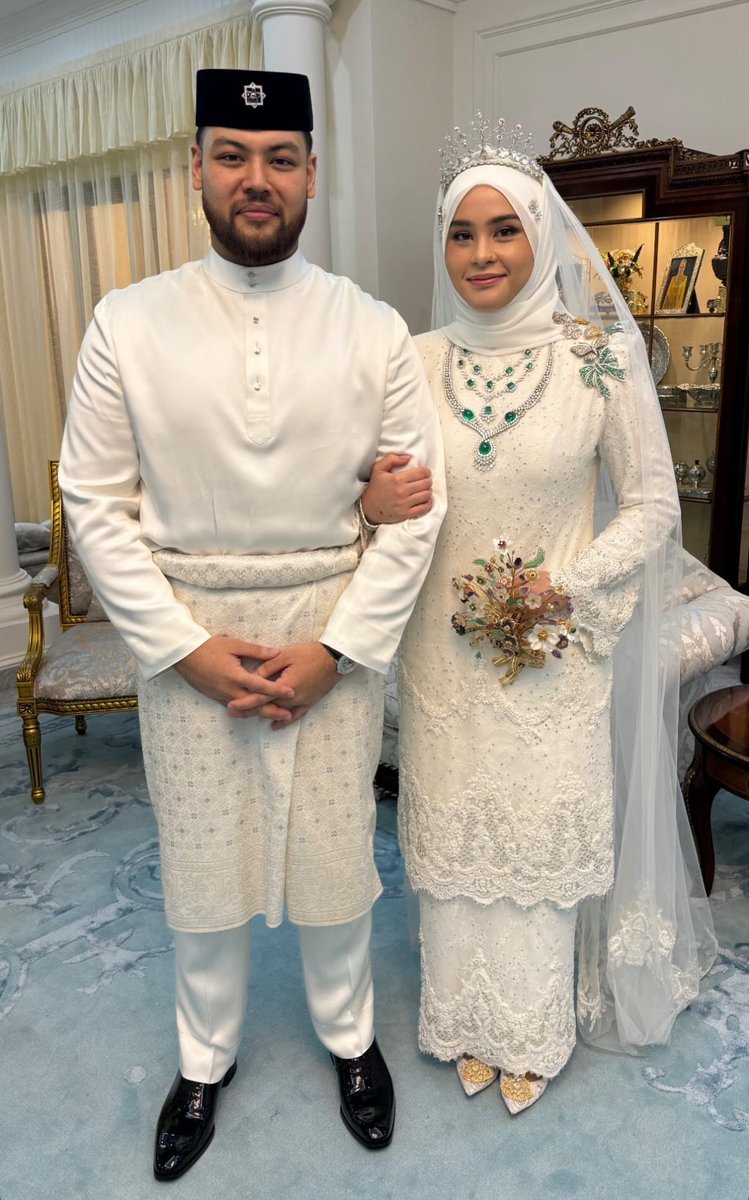 Januarhaikal's tweet photo. Tengku Puteri Afzan Aminah Hafizatullah telah selamat diijabkabulkan bersama FD Idzham bin FD Iskandar.

FD Idzham merupakan pengarah pembangunan perniagaan dan korporat di Glomac Berhad. 

FD = Fateh Din (Moyang beliau)
FD Iskandar = Owner Glomac https://t.co/rbhu90JWTN
