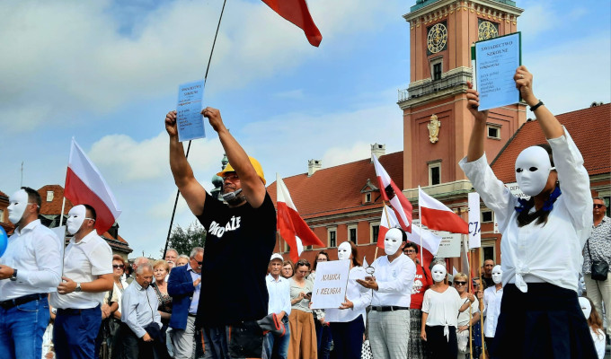 Sin_Componenda's tweet photo. DISCRIMINACIÓN Y REDUCCIÓN DE CLASES: EN POLONIA SE MANIFIESTAN EN CONTRA DEL ATAQUE A LA ASIGNATURA DE RELIGIÓN

Decimos ‘sí’ a la tolerancia religiosa. Decimos ‘no’ a la discriminación de los profesores de religión.

LA NOTICIA:
https://t.co/CLWgeGWaxl https://t.co/A0Wj4zi2Ik