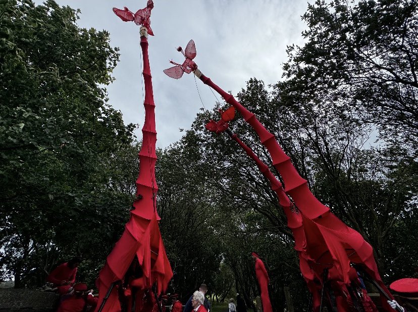Les Girafes are having a lovely holiday in beautiful Bradford! Here they are taking in the sights at Hewenden Viaduct. 🌁

Join them for the grand finale of their tour, a free family-friendly parade, this Sat 24 August in City Park 🎉

Find out more here: bradford2025.co.uk/event/les-gira…