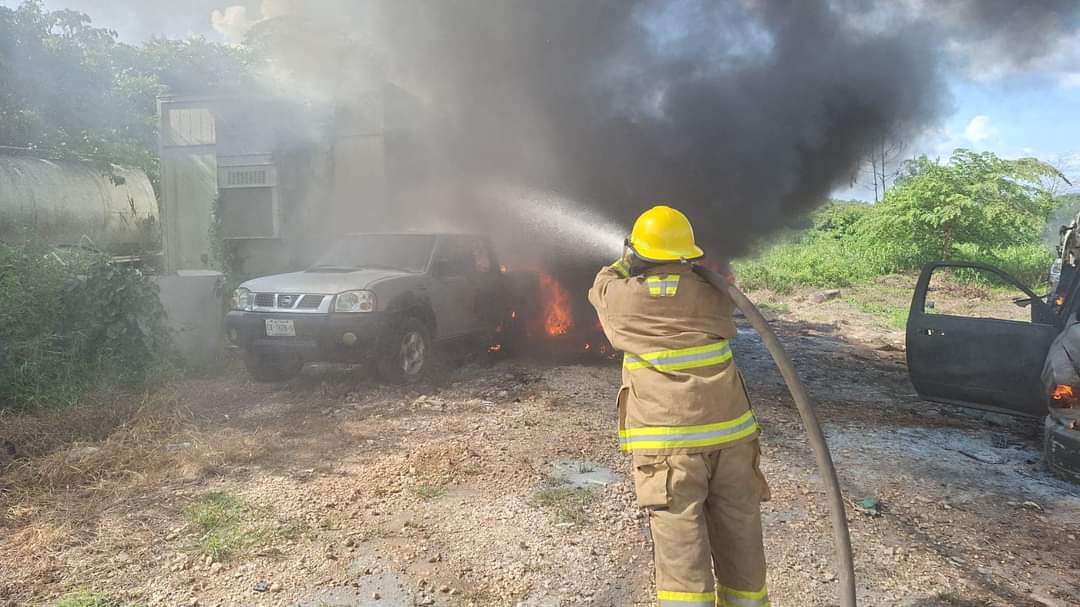 SolDelSureste's tweet photo. 🔥#Sucesos| ¡Peligroso incendio! Deja como saldo cuatro vehículos calcinados en su totalidad.🚗
Nota completa aquí🗞️ https://t.co/94k7DQuwr5
|#Tabasco |#Noticias |#SolDelSureste https://t.co/78LyOwHfoa