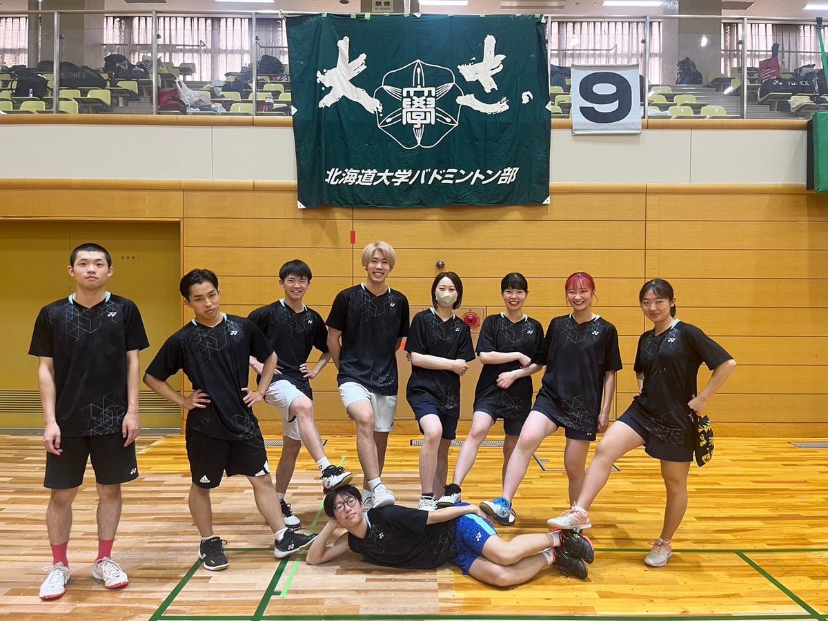 hubadminton's tweet photo. 七大戦で4年生は引退です。ありがとうございました😭 https://t.co/dd418COqDW
