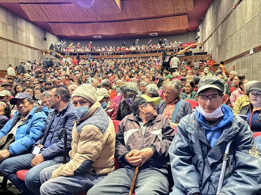 RobertoAnguloS's tweet photo. 📣 ¡Lleno total! | Hoy en el @fteatronacional La Castellana. Función especial para 650 personas mayores de los servicios de vejez y habitabilidad en calle de @integracionbta. 

Obra: Noche de epifanía

#BogotáMiCiudadMiCasa https://t.co/w70GD5yfGJ