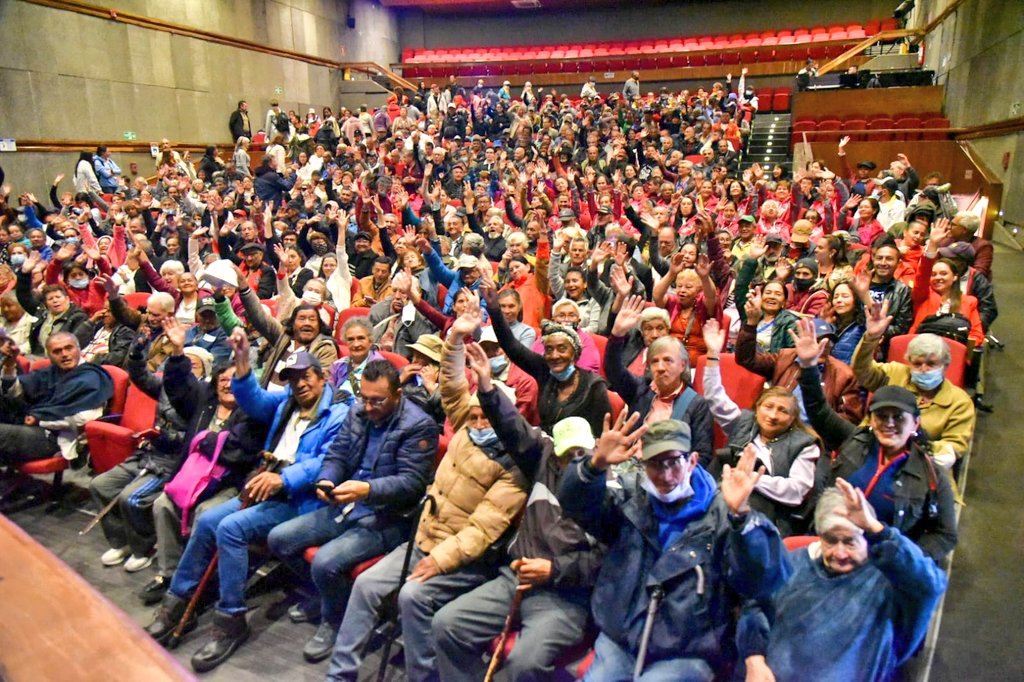 RobertoAnguloS's tweet photo. 📣 ¡Lleno total! | Hoy en el @fteatronacional La Castellana. Función especial para 650 personas mayores de los servicios de vejez y habitabilidad en calle de @integracionbta. 

Obra: Noche de epifanía

#BogotáMiCiudadMiCasa https://t.co/w70GD5yfGJ