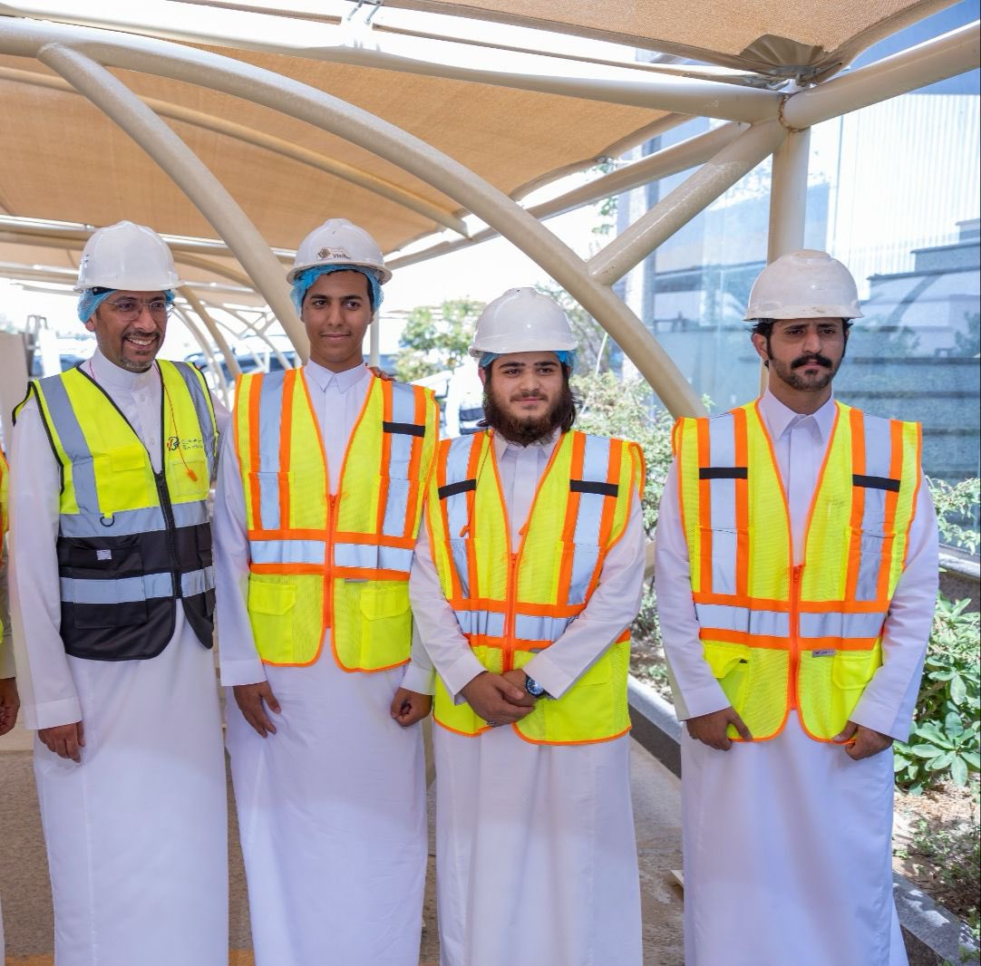 Najran_Univers's tweet photo. الرئيس التنفيذي للكلية التطبيقية بـ #جامعة_نجران د.بلقاسم الجعفري وطلاب دبلوم التعدين في الجامعة يلتقون بمعالي وزير #الصناعة_والثروة_المعدنية أ.بندر الخريّف خلال زيارته للمدينة الصناعية بنجران. https://t.co/mWqf5Qs2Me