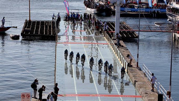 jescrihuela's tweet image. 3⃣ Año 2013: En Vilanova de Arousa, en una CRE da sus primeras pedaladas desde una batea de la Ría de Arousa unida a tierra por una pasarela de madera y cubierta con un cristal de 1,2 cm.