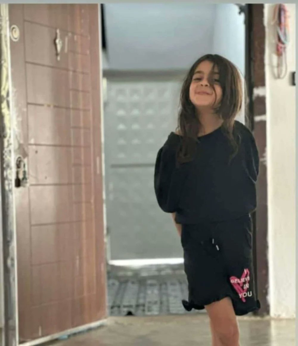 Diyarbakır'da kaybolan 8 yaşındaki Narin aranıyor.

Rezan ilçesine bağlı Çülye köyünde dün 15.15'te kaybolan 8 yaşındaki Narin Güran, tüm arama çalışmalarına rağmen hala bulunamadı.