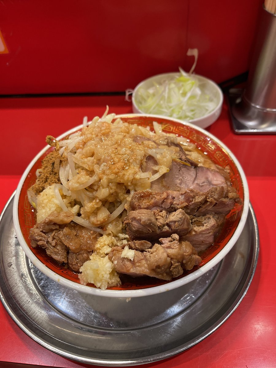 MachinoDiary's tweet photo. ラーメンタロー五反田の陣さま　数日前訪問。小ラーメン豚入りニンニクマシマシカラメアブラ削り節、有料トッピングは白ネギ。神域の一杯。完食のためのお腹の空かせ方のコツが分かった。あまり空かせすぎるのもダメ。いやとにかくこの日は満足度さらに高かった。
#タロリアン https://t.co/TifLSZhQrP