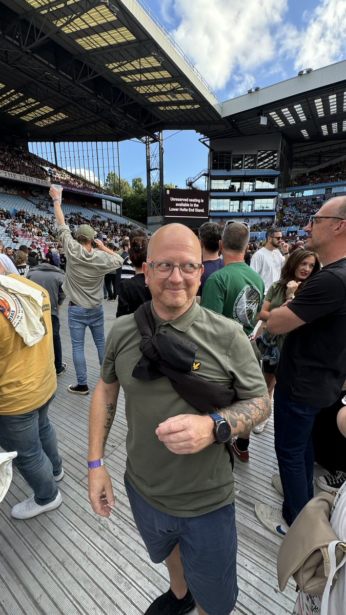 Happy birthday <a href="/the_running_pug/">Stuart McLaughlin</a>  may the cheeky side eyes get you through another merry trip around the sun. 🎂