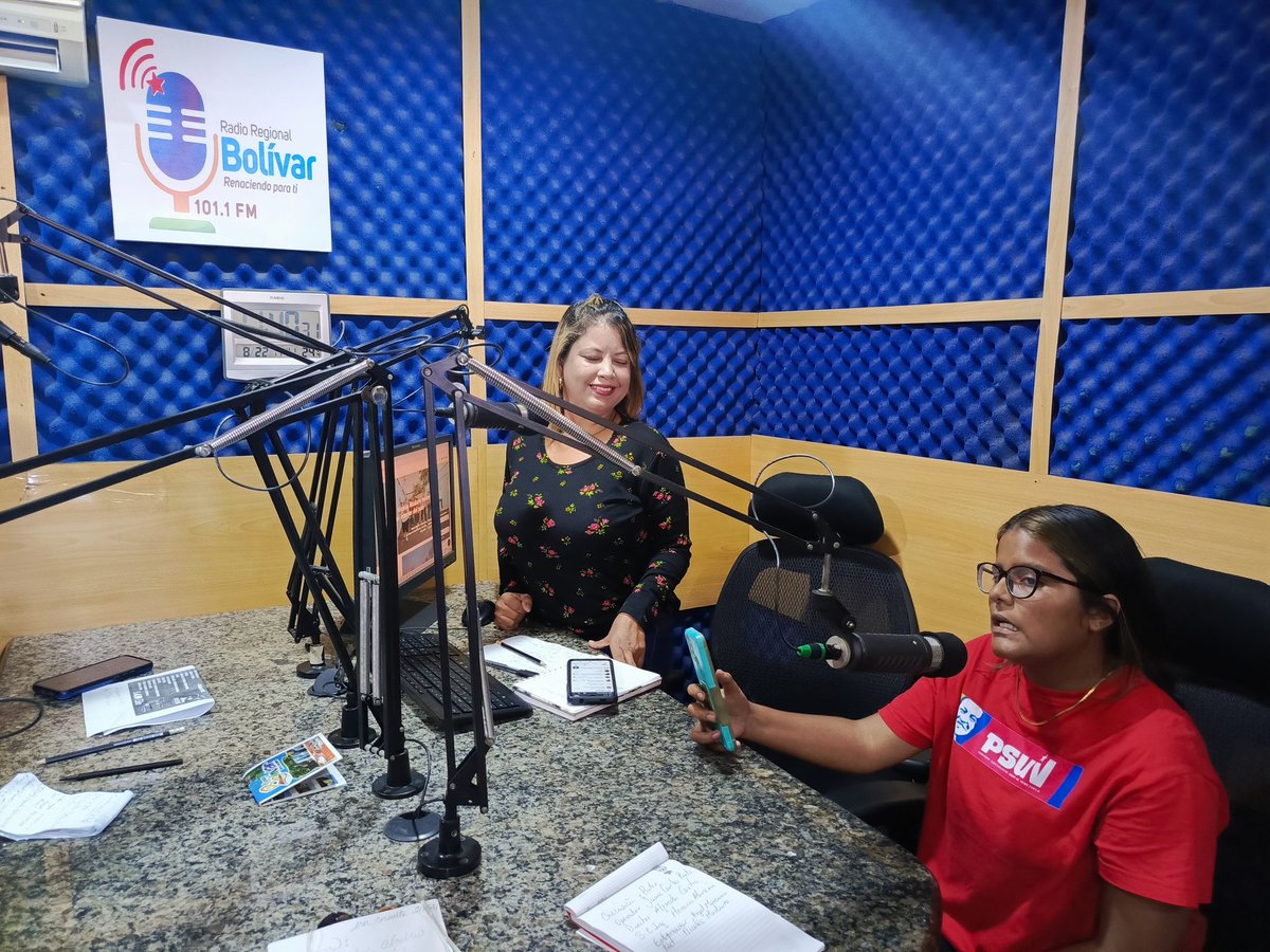 Kenny Villasana, perteneciente a la estructura del Comisionado estatal de las Comunas por <a href="/peralespsuv/">Pedro Perales</a> de la <a href="/SmsgBolivar/">Secretaría de Mantenimiento y Servicios Generales</a> y Victoria Brito, brigada de Acción Hugo Chávez invitaron al pueblo bolivarense como a la juventud a votar por cada proyecto de sus Circuitos Comunales.