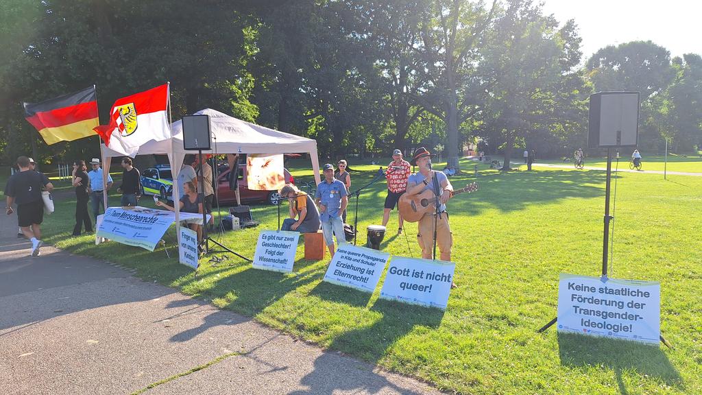 Queer- und transfeindliche Kundgebung in #Nürnberg: Frank Heppner singt ein Lied gegen "Perverse" und gegen die Grünen-Bundestagsabgeordnete Tessa Ganserer. Mit der Liedzeile "Markus Ganserer ist pervers". Die 2 (!) Beamt_innen der @polizeiMFR vor Ort unternehmen bislang nichts.