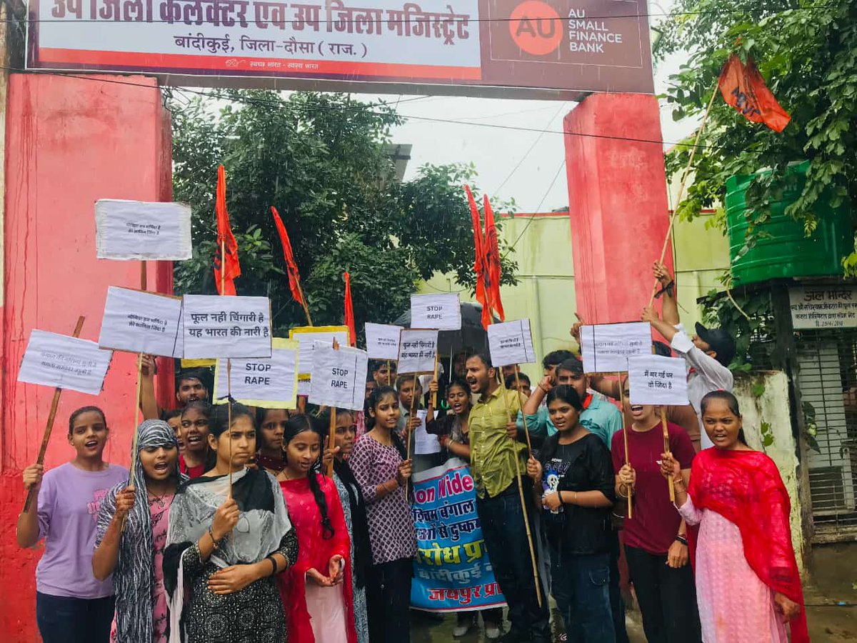 abvp4dausa's tweet photo. Abvp बांदीकुई द्वारा पश्चिम बंगाल में डॉ छात्रा के साथ हुए बलात्कार की घटना को लेकर आक्रोश रैली निकाल कर विरोध प्रदर्शन किया गया। जिसमें  हाथ में काली पट्टी बांधी गई, ममता बनर्जी के पुतले पर चप्पल मारी और महामहिम राष्ट्रपति के नाम ज्ञापन देकर आरोपियों को फांसी देने की मांग की गई। https://t.co/l4GTTHBWAi