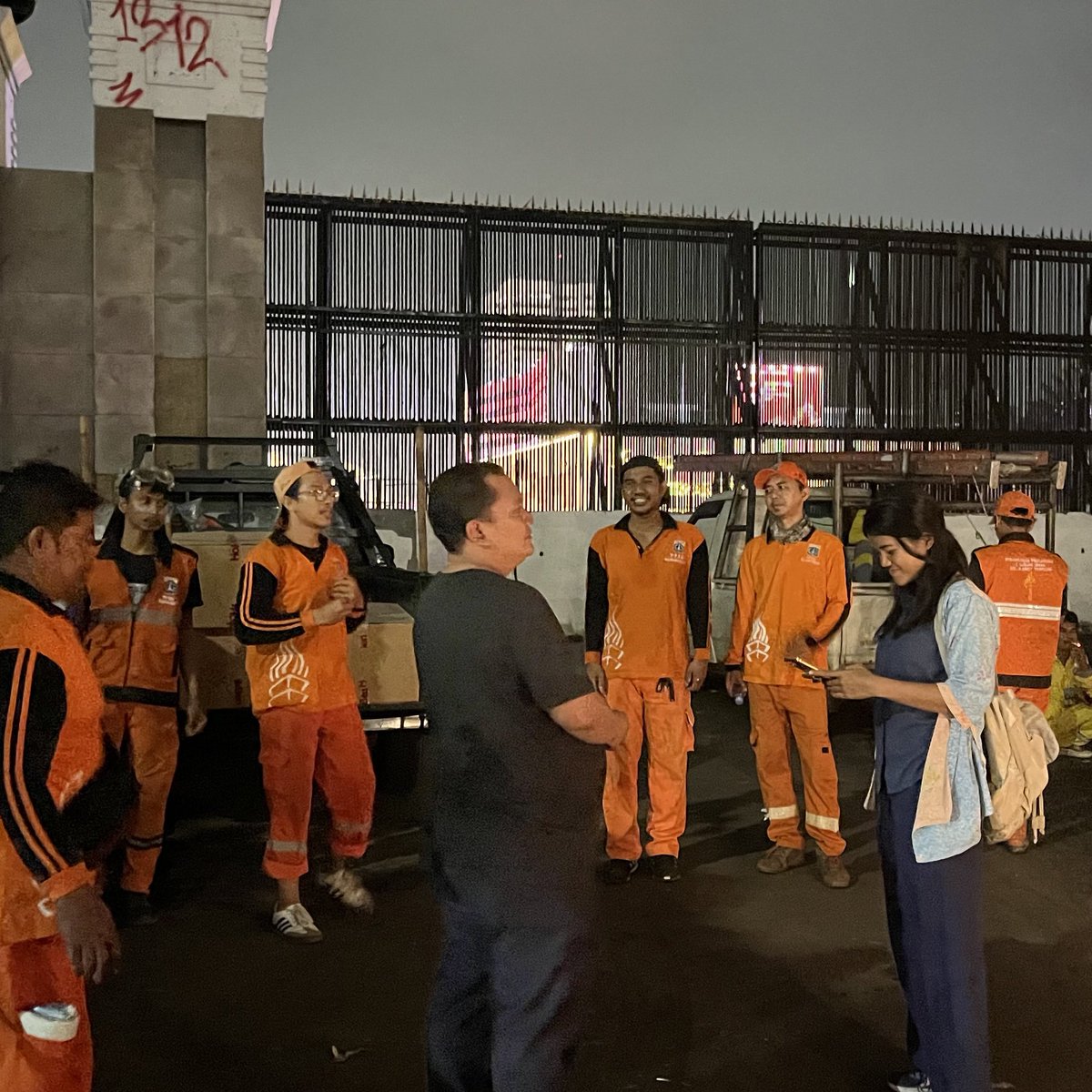 Semangat kerja bapak PPSU malam ini ✨

Malam ini kita mendistribusikan 500 box makanan untuk para pekerja PPSU di sekitar gedung DPR. 

Sampai jumpa kembali esok !

#KawalPutusanMK