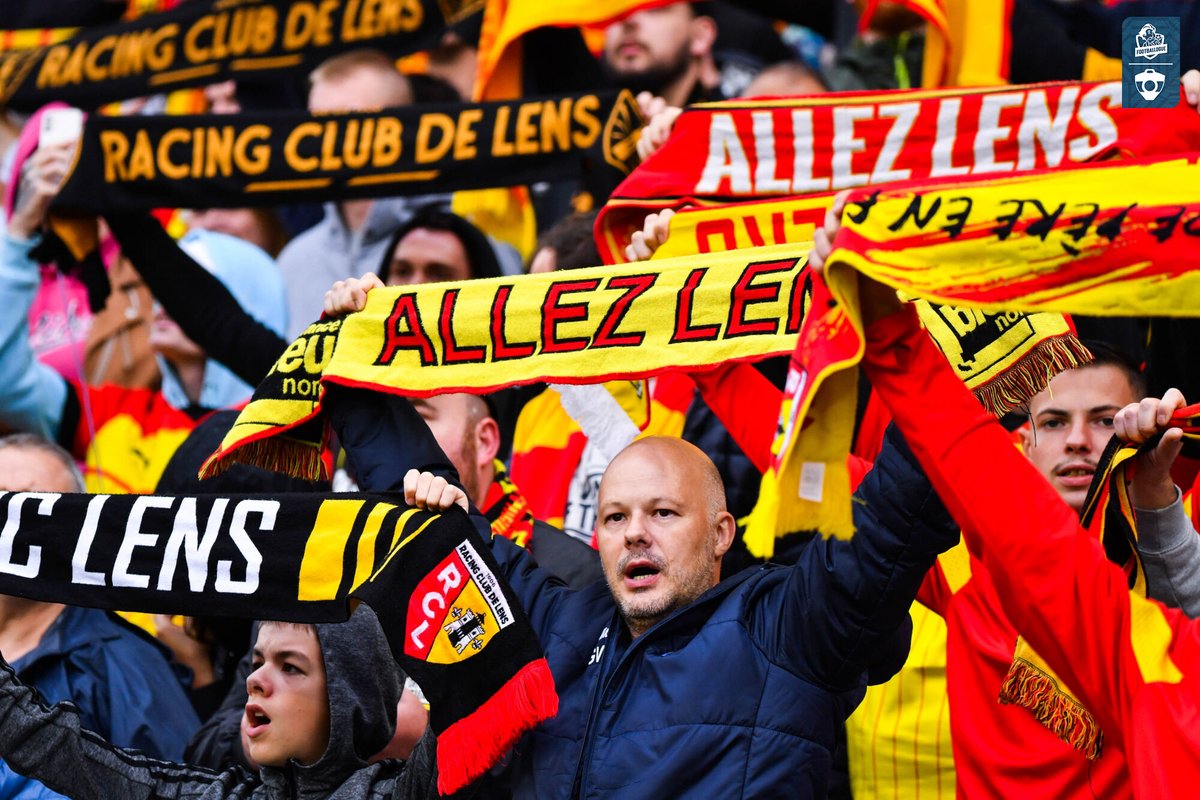 Footballogue's tweet photo. Le RC Lens va enchaîner avec son 49e guichets fermés de suite au Stade Bollaert ce soir, face au Pana ! ❤💛

C'est énorme, cette ville et ses habitants vivent pour ce club ! https://t.co/8KJWDGEyUF