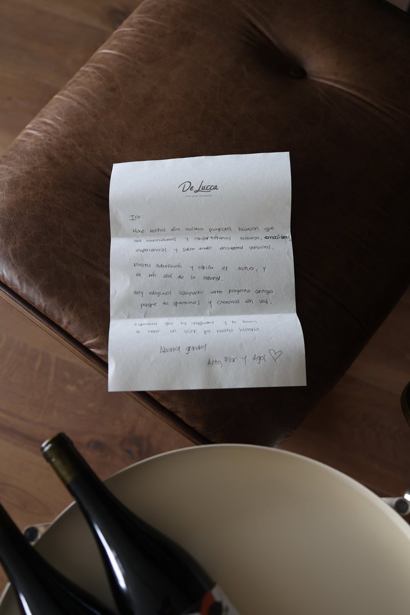 Mi familia favorita (después de la de Logan Roy) me mandó esto. Siempre recomendé y recomendaré los vinos del Tano y sus hijas. Estos son nuevos, con mínima intervención y sin sulfitos, pues ese está siendo el camino y hay que saber tomarlo. Gracias <a href="/pigsontwing/">florencia</a> y <a href="/agosdelucca/">agostina</a>.