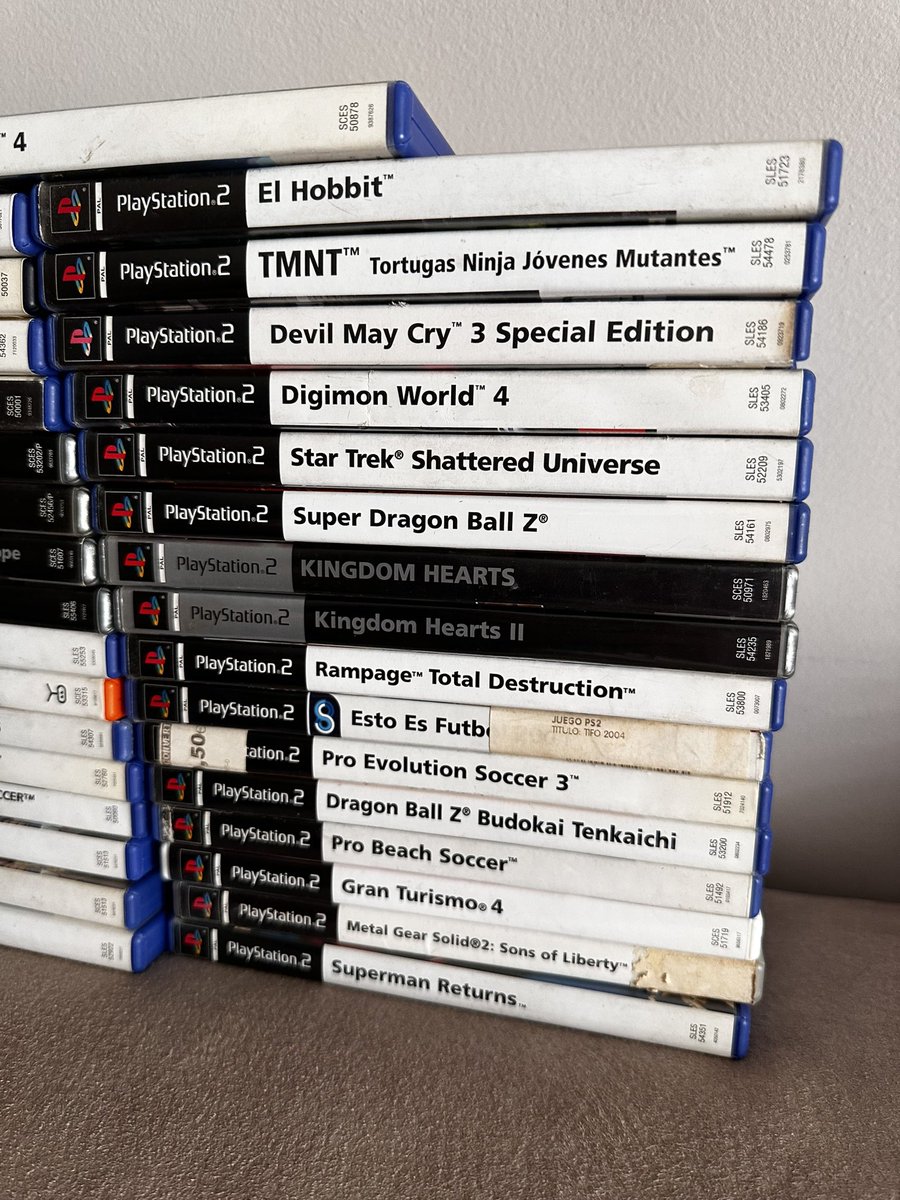 PicazuSan's tweet photo. Gente estoy vendiendo este lote de PS2. En CEX me dan 75€ en vale así que quiero sacarle más o menos lo mismo o un poquito más. Los juegos están en diversos estados. Si queréis algún título individual podemos hablarlo también! Me hacéis RT y MG?! Porfi!? 🥺 https://t.co/P7CAM5sdfz