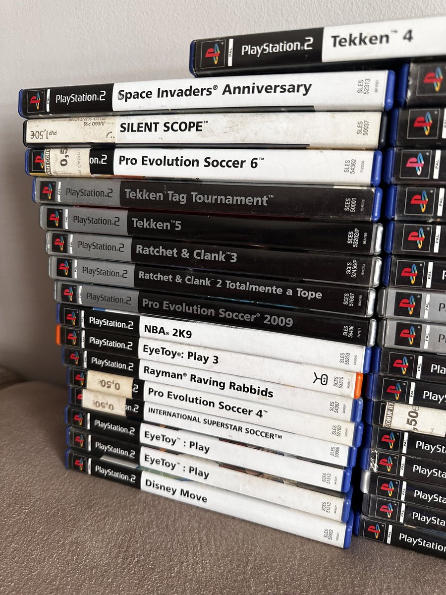 PicazuSan's tweet photo. Gente estoy vendiendo este lote de PS2. En CEX me dan 75€ en vale así que quiero sacarle más o menos lo mismo o un poquito más. Los juegos están en diversos estados. Si queréis algún título individual podemos hablarlo también! Me hacéis RT y MG?! Porfi!? 🥺 https://t.co/P7CAM5sdfz