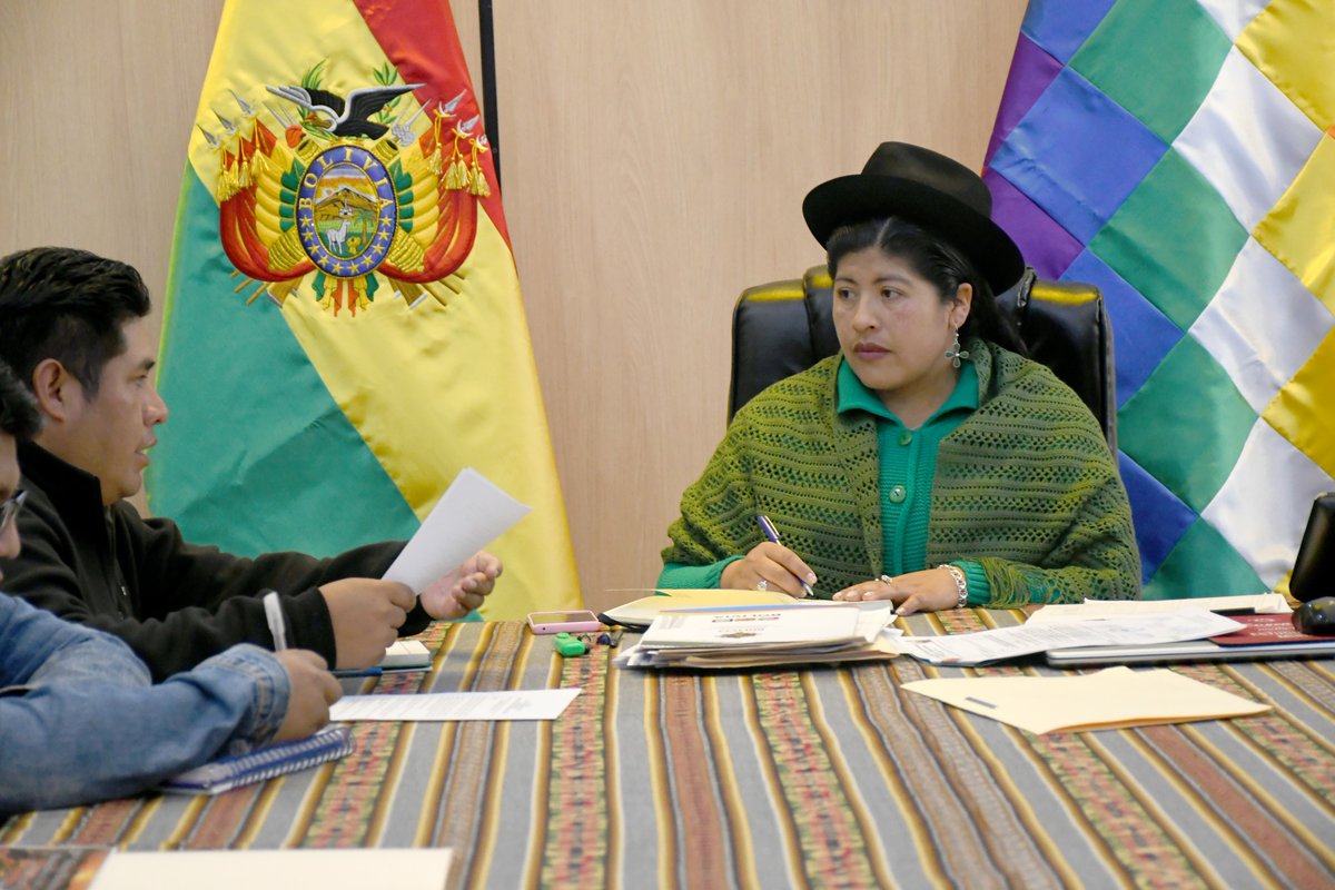 CulturasBolivia's tweet photo. La ministra de Culturas, Descolonización y Despatriarcalización, #EsperanzaGuevara, tuvo el honor de recibir al alcalde de Totora Jhonny Cuchallo, del departamento de Cochabamba. Durante este encuentro, se abordaron temas cruciales para el desarrollo cultural de Totora. https://t.co/KI8JRus0Xx