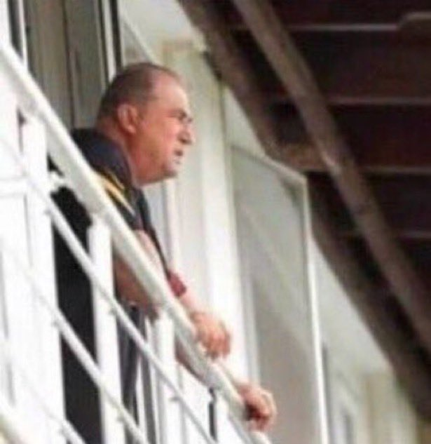 sikensokansaray's tweet photo. balkonda motoru bağırta bağırta geçen motorcuların anasına bacısına söverken https://t.co/Mc1C470JBk