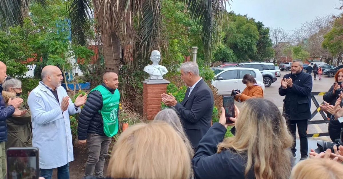 JoseAlessi's tweet photo. Participamos, junto al Intendente @jorgeferraresi y autoridades, del Acto Homenaje a Evita en el Hospital Perón a 73 años del Cabildo Abierto que pedía por su vicepresidencia. 

Los valores de Evita están siempre presentes y debemos reivindicarlos en cada acción política. https://t.co/xtdPb40Nrd