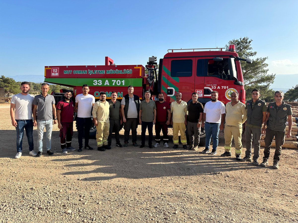 33mustafasever's tweet photo. ATEŞ SAVAŞÇISI KAHRAMANLARIMIZI ZİYARET ETTİK 

Mut Orman işletme Müdürlüğüne bağlı ömeraga orman emvali deposunu ve nöbetçi Alahan yangın ekibini ziyaret ettik. Son zamanlarda ülkemizin bir çok noktasında meydana gelen orman yangınlarında can siparane görev yapan , yangından yangına koşan cefakar tüm Ateş Savaşçılarına mücadelelerinde kolaylıklar diliyorum. Allah ayağınıza taş değdirmesin. Vatandaşlarımızın daha dikkatli olması, özellikle açık alanlarda bahçe ve anız temizliği için ateş yakmamaları konusunda gerekli duyarlılığı göstermelerini istirham ediyoruz. Bu ormanlar hepimizindir koruyalim sahip çıkalım.

Orman Savunması Yurt Savunmasıdır....