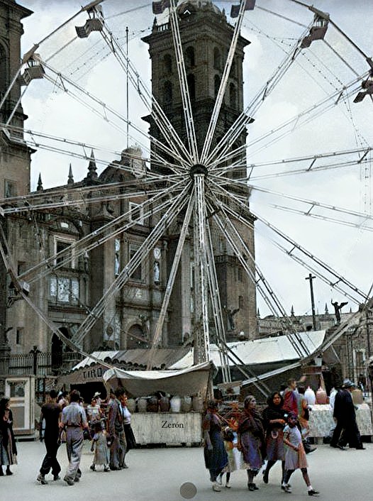 RupiReportero_'s tweet photo. #NosComparten | La feria, la catedral y las personas.
Imágenes de los años 50 del siglo XX probablemente. donde se aprecia una rueda de la fortuna, puestos de comida y al fondo la Catedral de Puebla.
Tomado de Google arts.
Remasterizada a color por Zerón photos. https://t.co/OWjhDKeRMC
