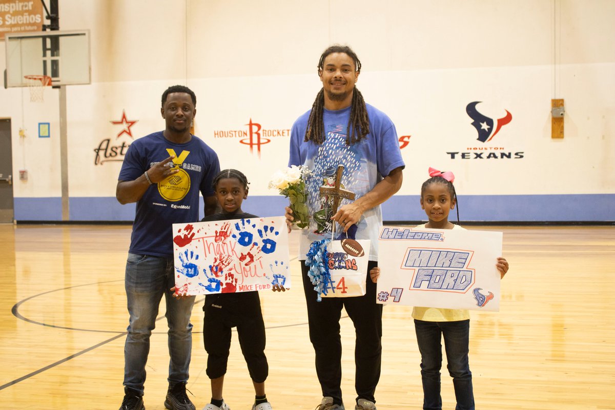 bgcghouston's tweet photo. Big thanks to @MikeFordJr_  from the @houstontexans for stopping by our Fort Bend Club! Our Club members had a blast spending time with you and loved receiving their new backpacks. Your support means the world to us! 🏈🎒💙 #ThankYou #TexansCare #GreatFutures #BGCGH #FortBend https://t.co/IGAmrjS835