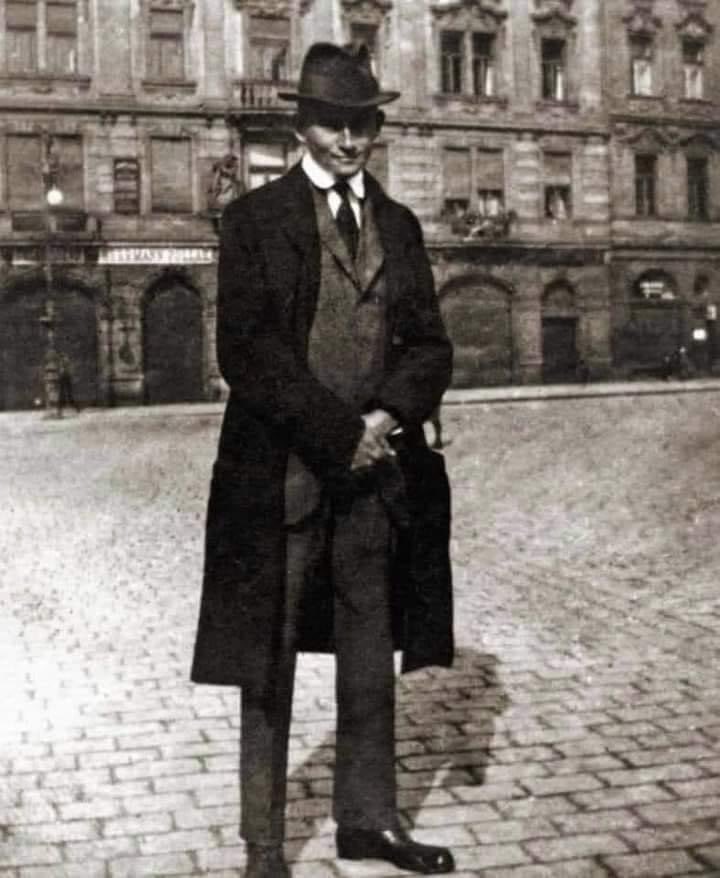 alainpaulweber's tweet image. À 40 ans, Franz Kafka (1883-1924), qui ne s’est jamais marié et n’a pas eu d’enfants, traversait un parc à Berlin lorsqu’il a rencontré une petite fille qui pleurait parce qu’elle avait perdu sa poupée préférée. Kafka et la fille ont cherché la poupée sans succès.

Kafka lui a