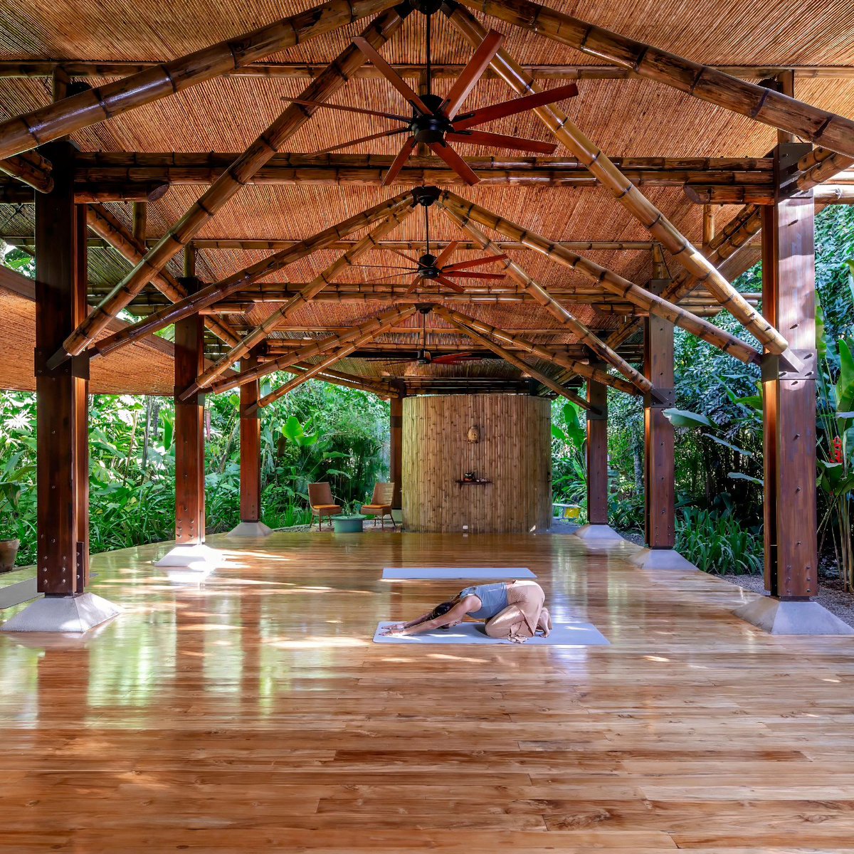 #newproject Hotel Aguas Claras

Nestled within the lush jungle setting of the @hotelaguasclaras in Puerto Viejo, Limón, our bamboo and wood structures seamlessly integrate with the hotel's Victorian-inspired bungalows.

studiosaxe.com/projects/aguas…