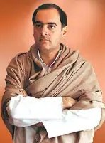 RebornManish's tweet photo. कल एक पोस्ट लिखी, 
राजीव- श्रीलंका के मसले पर..
कमेंट्स आये। 

ये ऑपरेशन फेल था, बेवकूफी थी। 1200 भारतीय सैनिकों को जान गई। देश को कोई लाभ नही हुआ। 
●●
एक सीनियर IAS हैं, उम्र में बड़े, मगर उनका प्रेम रहा मुझ पर। एक शाम, मैनें उनसे, दो अफसरों की कार्यशैली की तुलना की। 

सुर्खियों में रहने वाले, पूर्व अफसर की तारीफ की। कहा- उसने फलां फलां क्राइसिस बढ़िया निपटाया। 

और मौजूदा अफसर?? 

मैनें उसे उबाऊ..बोझिल, निष्क्रिय कहा। 
साहब मुस्कुराए।एक घूंट लिया, 
ग्लास रखा।बोले - 

मनीशश्श.. काबिल अफसर वही है, जिसका कार्यकाल पब्लिक को बोझिल,और निष्क्रिय लगे। जिसके दौर में कोई संकट, लॉ एंड ऑर्डर, सुर्खियों की सिचुएशन ही न बने। 
●●
लम्बी स्पीच का लब्बोलुआब था,कि जिले में, अपराध, सोशल टेंशन, विवाद, संकट के बादल हर समय घुमड़ते हैं। 

बुद्धिमान अफसर निगाह रखता है, और आग भड़कने के पहले डिफ्यूज कर देता है। तो पब्लिक को उसका कार्यकाल उबाऊ, नॉन हैपीनिंग लगता है। जिस अफसर ने संकट झेला, हीरो बना, वह होशियार नही, नाकाबिल था। 

संकट बनने ही न दे, काबिल तो वह है। 
●●
तमिल ईलम की मांग श्रीलंका में शुरू हुई थी। इसे भारतीय तमिलों का समर्थन था। धन, हथियार, नेटवर्क, सेफ हाउस, रेमिंटेन्स, संचार सब भारत से होकर गुजरता था। 

और एक ग्रेटर ईलम, याने अखण्ड तमिल राष्ट्र का कॉन्सेप्ट जमीन पकड़ने लगा था। तमिलनाडु और श्रीलंका के तमिल बहुल इलाकों को मिलाकर तमिल होमलैंड की सुगबुगी बन रही थी। 

श्रीलंका में गृहयुद्ध का फ्यूचर कोर्स, राजीव सरकार ने भांप लिया था।आग श्रीलंका में ही बुझ जाए, बेहतर होता। 

तमिलों को समर्थन की नीति त्यागी गयी। IPKF ने, दरअसल भारत में एक नए अलगाववादी आंदोलन की भ्रूण हत्या कर दी। 
●●
राजीव के कई कदम, ऐसे प्रिवेंटिव एक्शन थे, 

1- शाहबानो मसले में कोर्ट का आदेश, औरत के हक में, मानवीय फैसला था। मगर पर्सनल लॉ में दखल था। भविष्य में ऐसे और फैसलों का परनाला खोलता। 

संविधान- सर्वोच्च कानून है, और पर्सनल लॉ उसकी गारंटी। राजीव ने उस गारन्टी को रिस्टोर किया। 

हाँ, इसमे उन्हें राजनीतिक लाभ की आशा भी थी। जो बूमरैंग हुआ, और "तुष्टिकरण" शब्द भारतीय राजनीति में अविष्कृत हुआ।

2- राम मंदिर शिलान्यास, 1988 में ही न्यूट्रल प्लेस में कर चुके थे। सत्ता में होते तो 2-3 साल में एक गैर विवादित मन्दिर बन जाता। 

देश कितनी डेथ, डिस्ट्रक्शन और नफरती राजनीति से समाज के भ्रंश को बाईपास कर जाता। 

30 साल मन्दिर-मस्जिद, हिन्दू मुस्लिम प्रश्न की जगह हम कम्प्यूटर, इकॉनमी, युवाओं पर सोचते, तो देश कहां खड़ा होता? थिंक ईट ओवर.. 

उन्हें राजनीतिक लाभ की आशा भी थी। तो क्या दिक्कत है?? सम्विधान के साथ खड़े रहकर, एकता की राह बनाकर, वोट पाने की लालसा...

सम्विधान उखाड़कर, एकता नष्ट कर वोट कबाड़ने की लालसा से बेहतर है न?
●●
नार्थईस्ट में लालडेंगा समझौता, मिजो-कुकी, नगा सँघर्ष का अंत उनकी उपलब्धि है। जो आज आप नॉर्थ ईस्ट पर्यटन को जाते हैं, यह उस दौर का लगाया फल है। 

असम समझौता तो गजब था।

कभी सोचा कि PM, अपनी पार्टी की गवर्मेंट से इस्तीफा दिलवाए, चुनाव कराए। और छात्रों के लुंजपुंज दल को जीतकर सरकार बनाने दे?? 

प्रफुल्ल मोहन्ता स्टूडेंट होस्टल से, CM हाउस शिफ्ट हुए। राज्य में शांति आयी। 
●●
पंजाब समझौता सीमित कारगर रहा। ब्लू स्टार के बाद, इस समझौते ने पंजाब में शान्ति की खिड़की खोली।लेकिन आतंकी अब भी ताकतवर थे। 

स्वर्ण मंदिर हथियारों और चरमपंथियो का सेफ हाउस था। "ऑपरेशन ब्लेक थंडर" हुआ। यह सेकंड "ब्लू स्टार" था, और सौ गुना सफल था। 

पर लोग ब्लू स्टार को जानते हैं, इसे नही।आपको नही पता होना ही तो सफलता है।
●●
जब तक राजीव पीएम थे, कश्मीर में आतंकवाद नही था।  

87 के चुनाव में,चरमपंथियों को बेईमानी से हराने की बात कही जाती है। वह कितना राजीव का काम था, कितना जगमोहन का, आप सर्च करें।

अतिवादी एक्शंस के कारण राजीव ने जगमोहन को हटा दिया था। वीपी सरकार उन्हें दोबारा राज्यपाल बनाकर लायी। 

और उनका दोबारा आना, कश्मीर में नर्क के दरवाजे खुलने का क्षण था। 
●●
एक और आरोप है- एंडरसन को भगा देना। तो क्या आपको पता है,कि एंडरसन को कोर्ट ने जमानत दे दी थी।

अब क्या भोपाल की सड़कों पर लिंच होने को छोड़ दिया जाता। उसे सुरक्षित निकाल दिया, ठीक किया। 

वैसे, वो यहां रहता, तो कानूनन क्या ही उखाड़ लेते भाई??  केशव महिंद्रा, जो यूनियन कार्बाइड का लोकल हेड था, असली लापरवाह- उसका क्या उखाड़ लिए?? 

नथिंग?? 
●●
राजीव, घुटे हुए पॉलिटिशियन नही थे।

उनकी यही कमजोरी, हमारा लाभ थी। उनकी निगाह अगले चुनाव पर नही होती थी। कल की हेडलाइन पर नही होती थी। 

वो 21 सदी के भारत निर्माण पर टिकी होती थी।