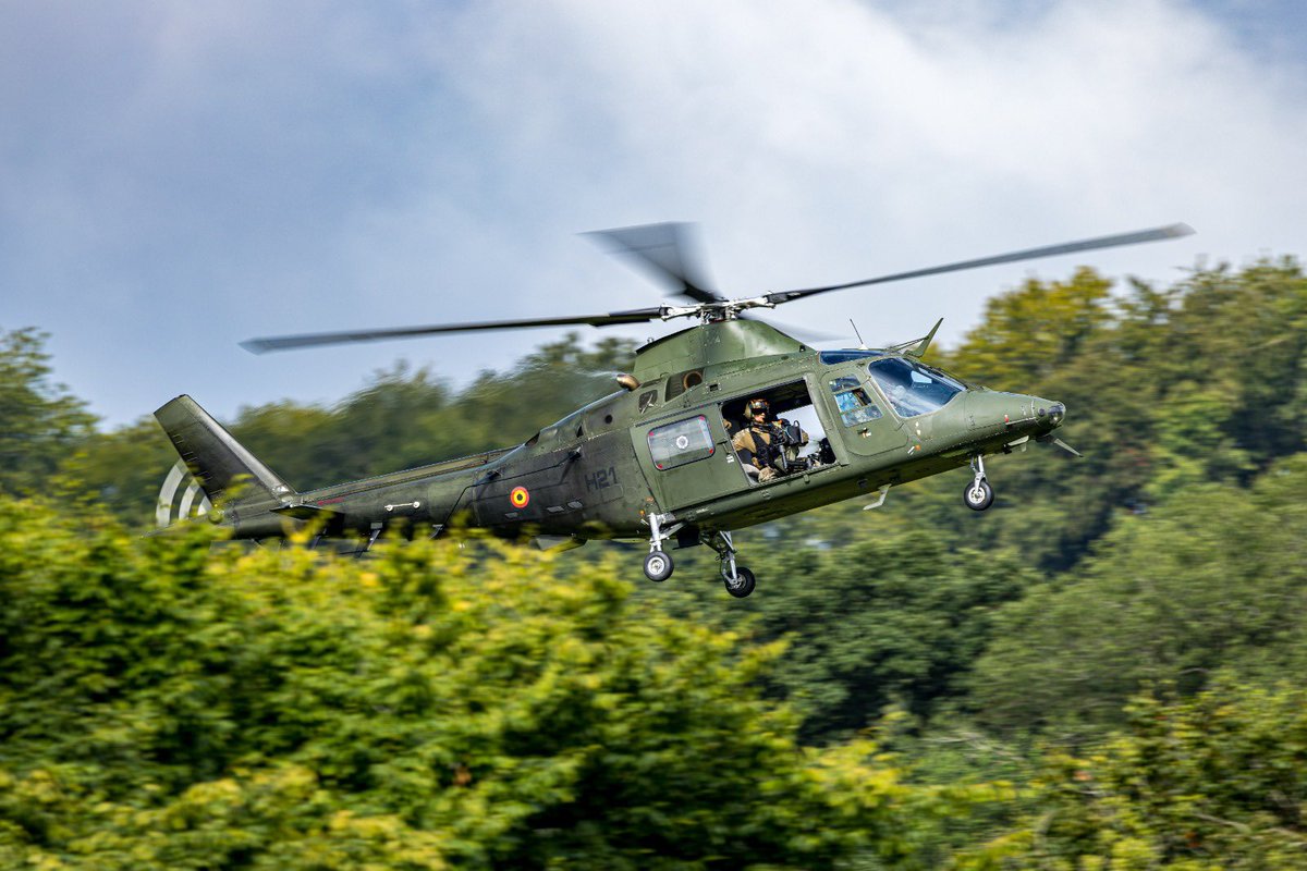 BeAirForce's tweet photo. This week, our F-16, A109, and A400M pilots are training in #Bertrix with the German Bundeswehr 🇩🇪 in an #ElectronicWarfare (EW) exercise. They're facing simulated surface-to-air threats, honing their skills with complex systems.
📸 Meunier M. - de Ribaucourt F. https://t.co/5gNPvCgRbN