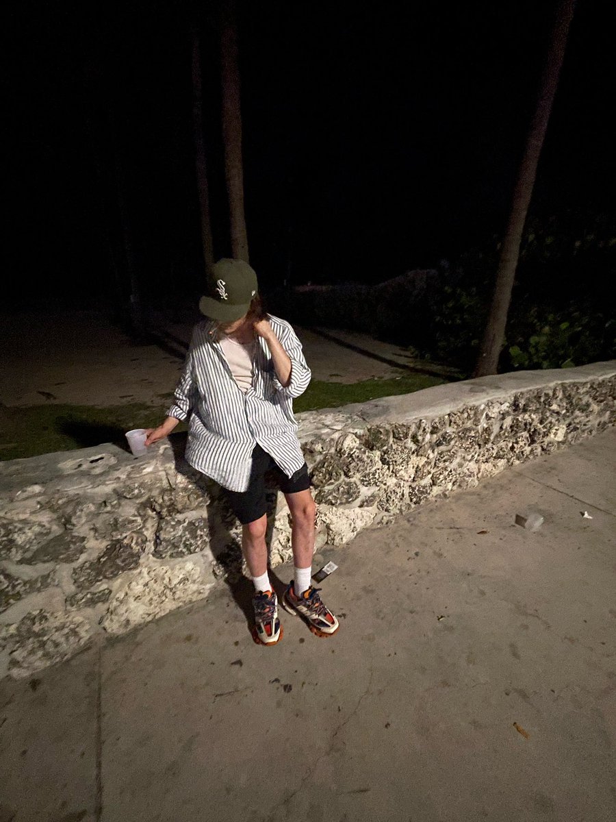 getgravyrecords's tweet image. We don’t die we move to Miami and get fat… swing a blue tho💙