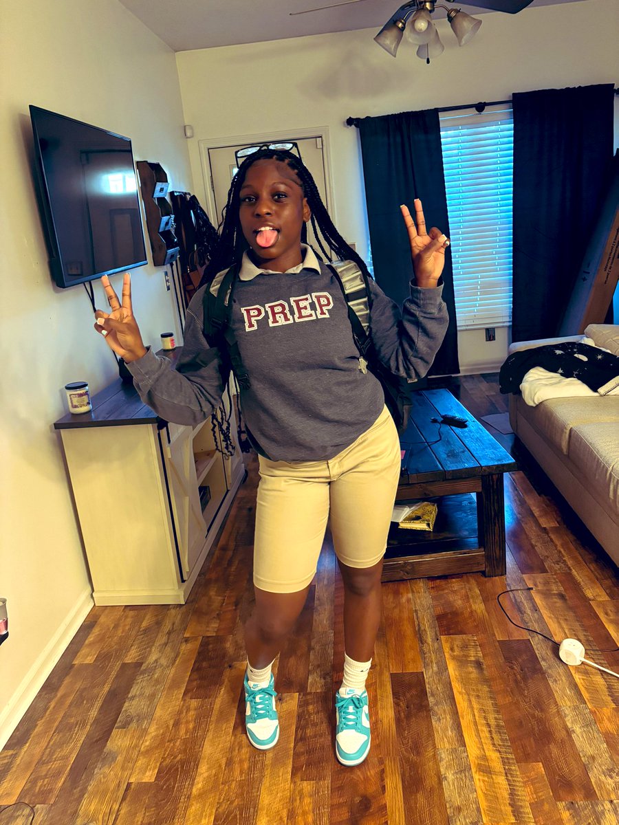 Daughter, 

Have a great year! I wish you love, peace, growth, expansion, success and joy. You are strong, smart, talented, beautiful and blessed. I pray you grow to enjoy and embrace all challenges placed in front of you. I believe in you. Have an amazing school year. 

Mom 😘