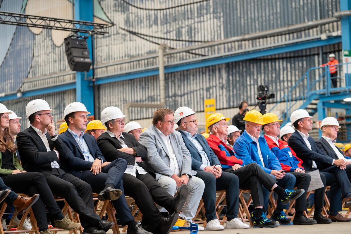 SebLechner's tweet image. Es ist gut, dass der Bund endlich ein Signal zur Rettung der #MeyerWerft setzt. Nun müssen wir die letzten Schritte zum Ziel gehen. Wichtig ist, dass die Werft nur vorübergehend in staatliche Hand übergeht. Die Familie Meyer sollte auch in Zukunft eine wichtige Rolle spielen.