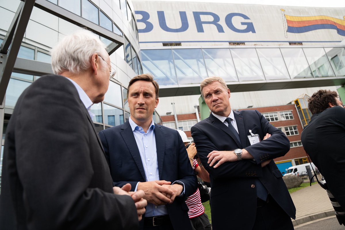 SebLechner's tweet image. Es ist gut, dass der Bund endlich ein Signal zur Rettung der #MeyerWerft setzt. Nun müssen wir die letzten Schritte zum Ziel gehen. Wichtig ist, dass die Werft nur vorübergehend in staatliche Hand übergeht. Die Familie Meyer sollte auch in Zukunft eine wichtige Rolle spielen.