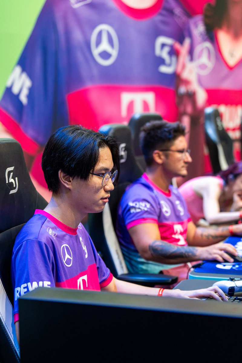 A surprise appearance by coach <a href="/riceeaterdat/">Dat</a> to round out this <a href="/gamescom/">gamescom</a> Thursday!

If you're in the mood for a quick round of 2v2 League, come join him or <a href="/ZaveeLoL/">Luna 🦇</a> here in Hall 9 🏃‍♂️

#gamescom2024