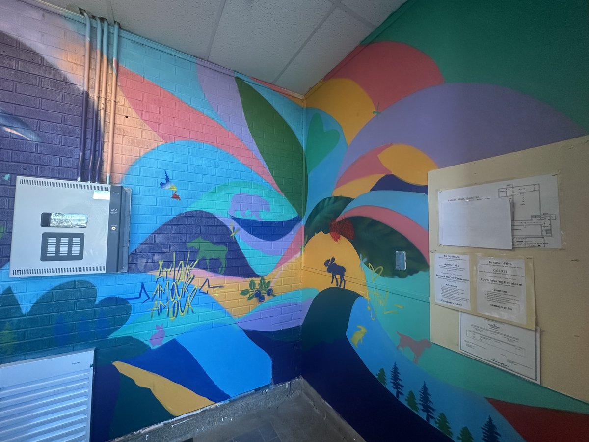 La nouvelle murale à l'école l'ENVOL! Nous sommes très fiers des résultats. Merci à l'artiste, Mique Michelle, d'avoir travaillé sur ce beau projet avec nous!