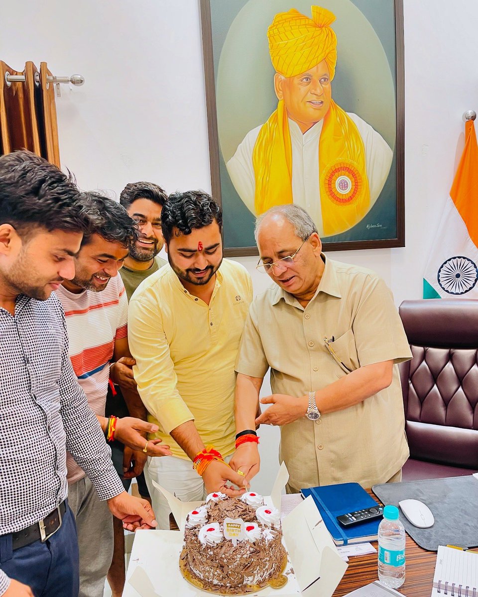 मेरे जन्मदिवस के अवसर पर उत्तर प्रदेश के पूर्व स्वास्थ्य मंत्री एवं पूर्व सांसद एटा, मेरे अभिभावक आदरणीय श्री <a href="/RajveerSinghUP/">Rajveer Singh - Raju Bhaiya (मोदी का परिवार)</a> जी ने अपने लखनऊ स्थित आवास पर केक काटकर अपना आशीर्वाद दिया।

आपका स्नेह एवं आशीर्वाद सदैव यूहीं बना रहे।
#KuldeepBhardwaj