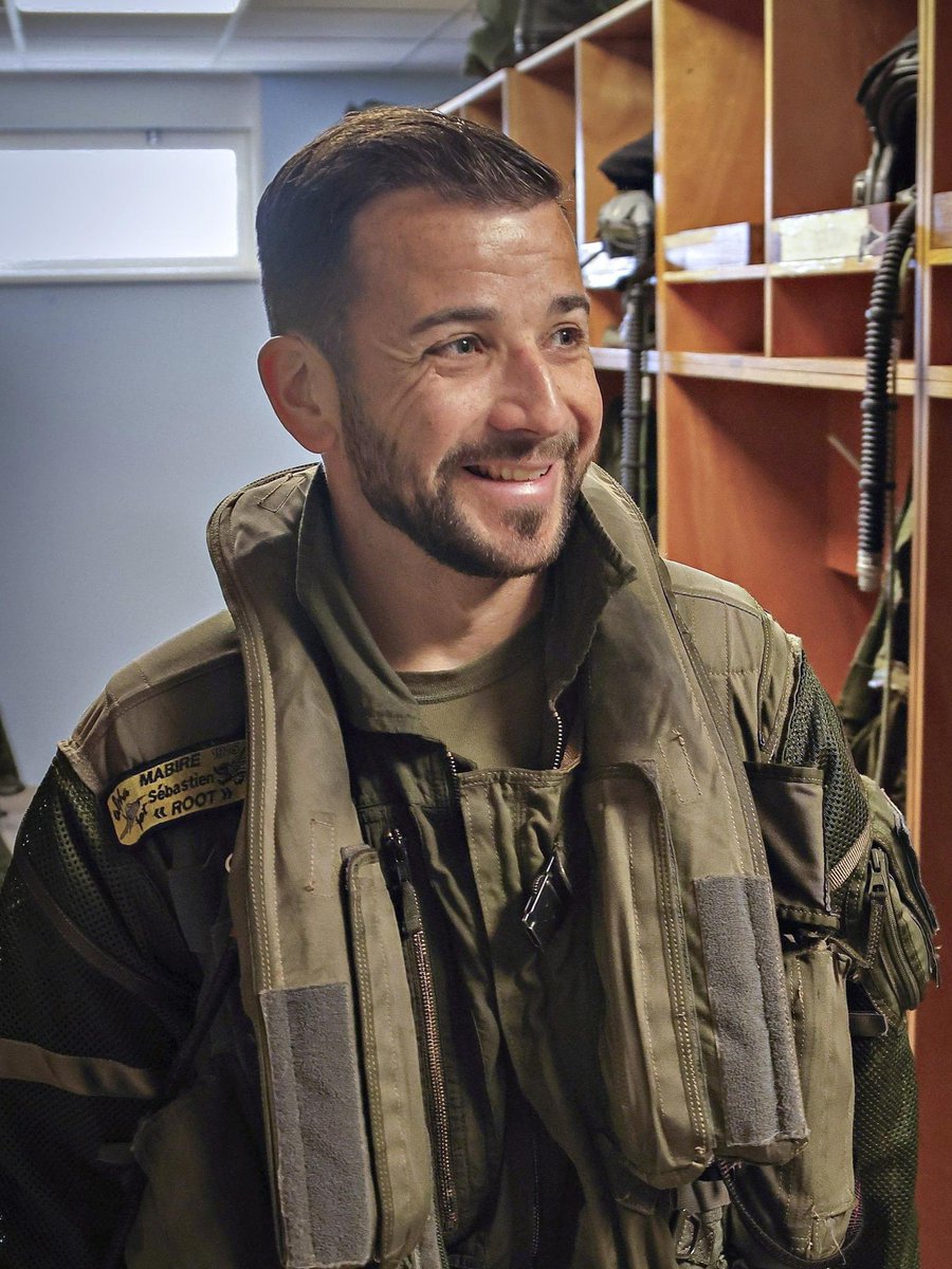 Ils s'appelaient Matthis Laurens et Sébastien Mabire.

Deux pilotes d'un avion Rafale, ont trouvé la mort le 14 août dernier.

Un instructeur exemplaire et un aviateur exceptionnel, un pilote au très haut potentiel, deux chevaliers du ciel.

Ne jamais oublier. 🖤