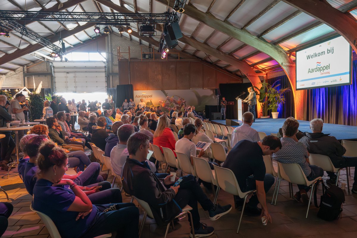 De Aardappeldemodag was dit jaar weer een groot succes! Telers en experts uit de sector kwamen samen om kennis te delen en te netwerken. Een grote dank aan alle standhouders, sprekers, sponsoren en bezoekers die deze dag mogelijk maakten.  Swipe om de foto's te zien!