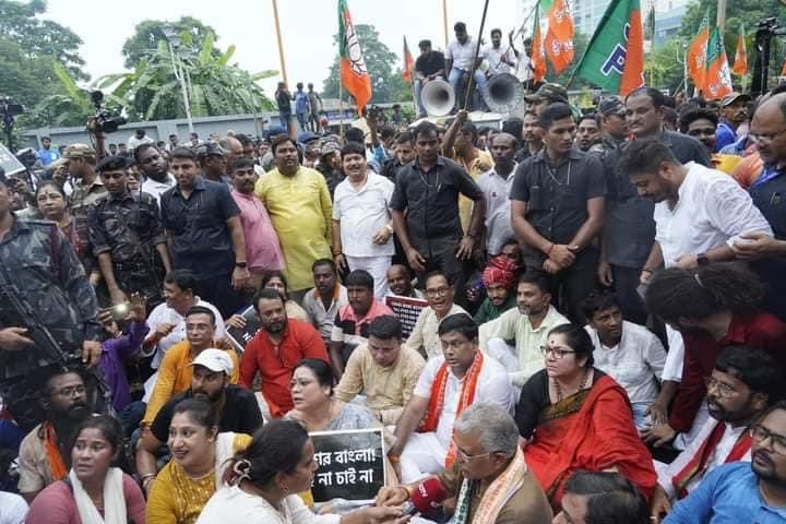 BJYMinWB's tweet photo. দলদাস পুলিশের অত্যাচার, গ্রেফতারকে উপেক্ষা করে প্রায় ৭ কিলোমিটার পদযাত্রা করে শান্তিপূর্ণ ভাবে আর জি করে 'অভয়ার' নৃশংস হত্যাকাণ্ড, মহিলাদের অসুরক্ষা এবং অপদার্থ মুখ্যমন্ত্রীর পদত্যাগের দাবিতে পশ্চিমবঙ্গ বিজেপির 'স্বাস্থ্যভবন ঘেরাও' কর্মসূচীর কিছু মুহূর্ত।
#ResignMamata https://t.co/tkxfHN0zMZ