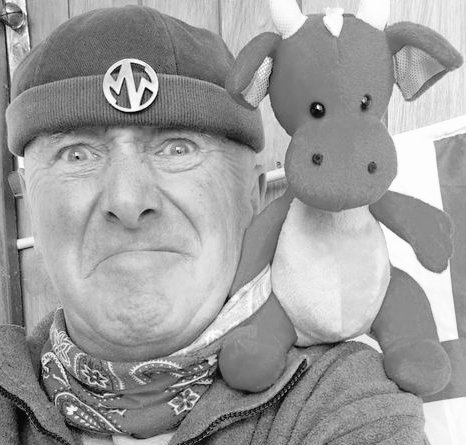 Pws 
Am fyw'n unigryw ddigri - am roi'i gân  
      mor gain ac am roddi 
    dawn ei hwyl i'n hienctid ni:
    Ein diolch rown i Dewi.

#DewiPws