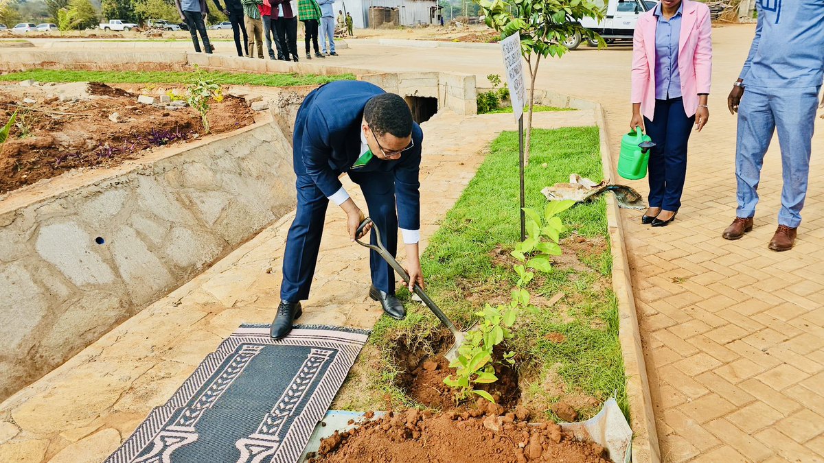 mwigulunchemba1's tweet photo. Nimeweka jiwe la Msingi katika ujenzi wa Chuo cha Uhasibu Arusha (IAA) Tawi la Babati mkoani Manyara. Naupongeza sana uongozi wa Chuo kwa kupanua wigo wa upatikanaji wa huduma ya elimu karibu na Jamii. https://t.co/yIDRvKtlRs