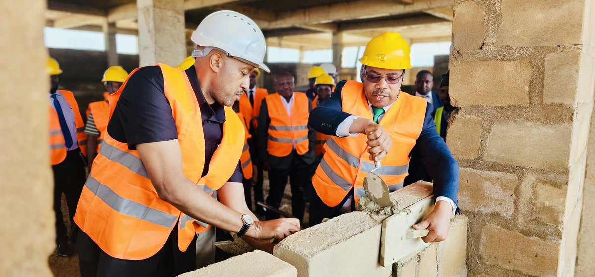 mwigulunchemba1's tweet photo. Nimeweka jiwe la Msingi katika ujenzi wa Chuo cha Uhasibu Arusha (IAA) Tawi la Babati mkoani Manyara. Naupongeza sana uongozi wa Chuo kwa kupanua wigo wa upatikanaji wa huduma ya elimu karibu na Jamii. https://t.co/yIDRvKtlRs