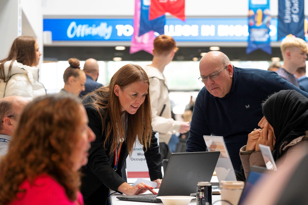 ENROLMENT CONTINUES...
Not been able to get to us to enrol today? We are open tomorrow 9am-3.30pm.
Just bring along:
 ✅ Your results
 ✅ One form of identification.
 ✅ Offer letter if you have one
We look forward to welcoming you to the Burnley College Family 🌟