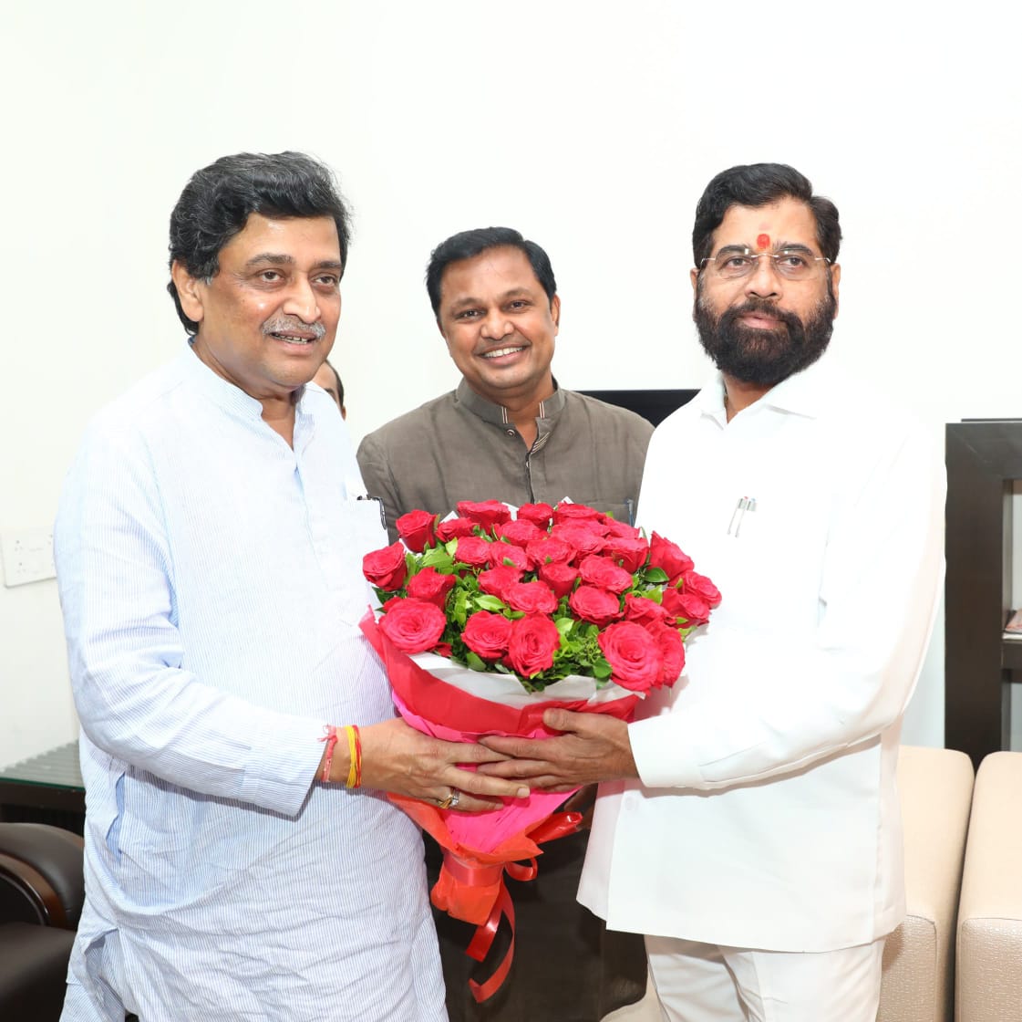 पूरा महाराष्ट्र फडणवीस के कारण परेशान है।
बदलापुर के घटना से फडणवीस,शिंदे,पवार एक्सपोज हो गए है तो यह तीनों आदर्श घोटाला करनेवाले अशोक चव्हाण को ऐसे मिल रहे है जैसे इन्हे यह कोई महापुरुष से मिल रहे हो!
भाजपा घोटालेबाज लोगो की पार्टी है।
मोदी,फडणवीसने सिद्ध किया।
जनता इनसे ऊब गयी