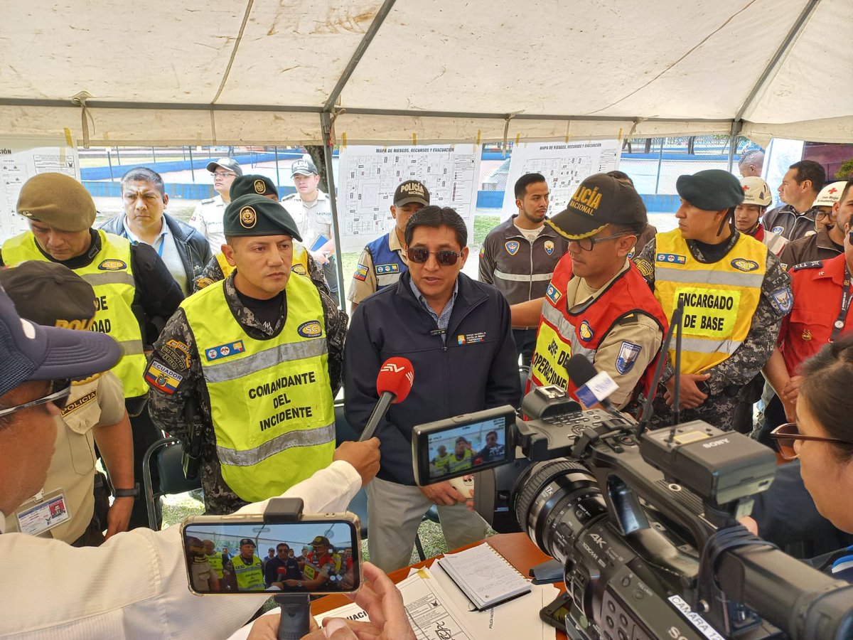 Fausto_Lincango's tweet photo. Desarrollo de simulacro ante la amenaza de un artefacto explosivo en la Comandancia General de la Policía Nacional. Un ejercicio que evalúa el plan de emergencia de la institución y la coordinación interinstitucional, para estar preparados ante un evento real. https://t.co/ZVew8eeINu