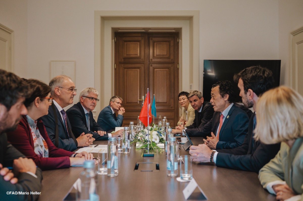 swiss_un's tweet photo. Today, Federal Councillor Guy Parmelin met with @FAO Director-General Qu Dongyu in Bern.

They focused on strengthening the partnership between 🇨🇭#Switzerland and #FAO, with global food security and innovation at the heart ❤️ of the discussion. https://t.co/eLSbZoylag
