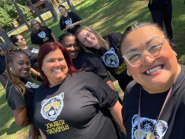 MsRG1st's tweet photo. @Scurlockbears
staff looking sharp today for our staff photo and open house! #SES #ScurlockBears #EveryJourneyHasAGreatStory #GoBears #NC #HokeCounty https://t.co/sv3MWsDKtU